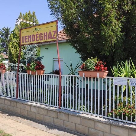 Opusztaszeri Mozes Vendeghaz Hotel Buitenkant foto