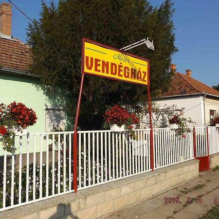 Opusztaszeri Mozes Vendeghaz Hotel Buitenkant foto