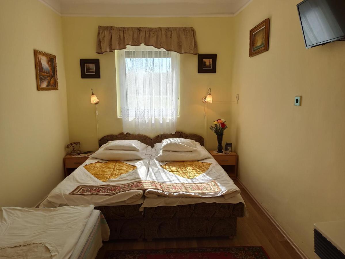 Opusztaszeri Mozes Vendeghaz Hotel Buitenkant foto