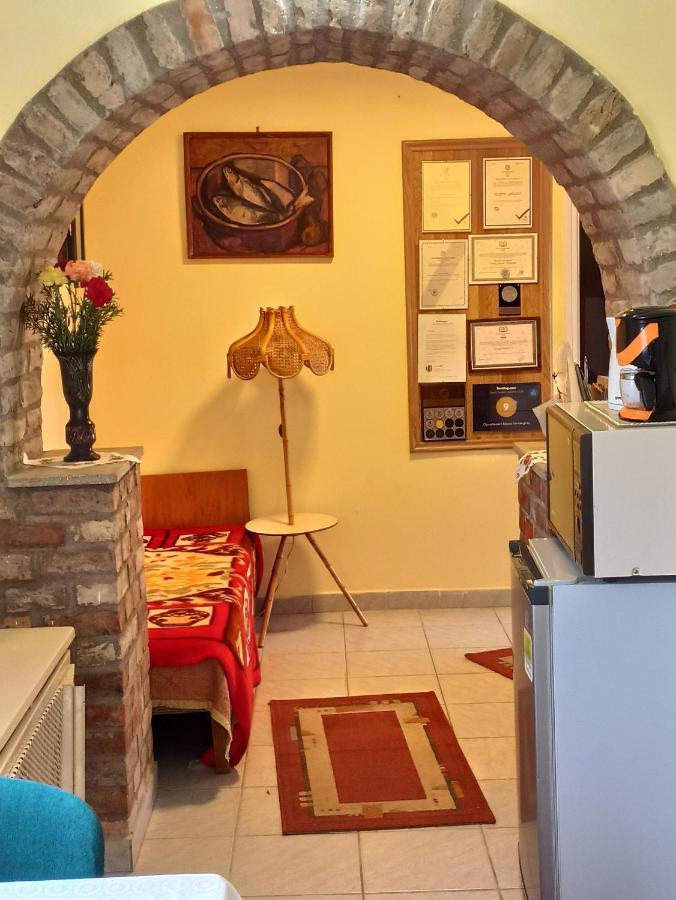 Opusztaszeri Mozes Vendeghaz Hotel Buitenkant foto
