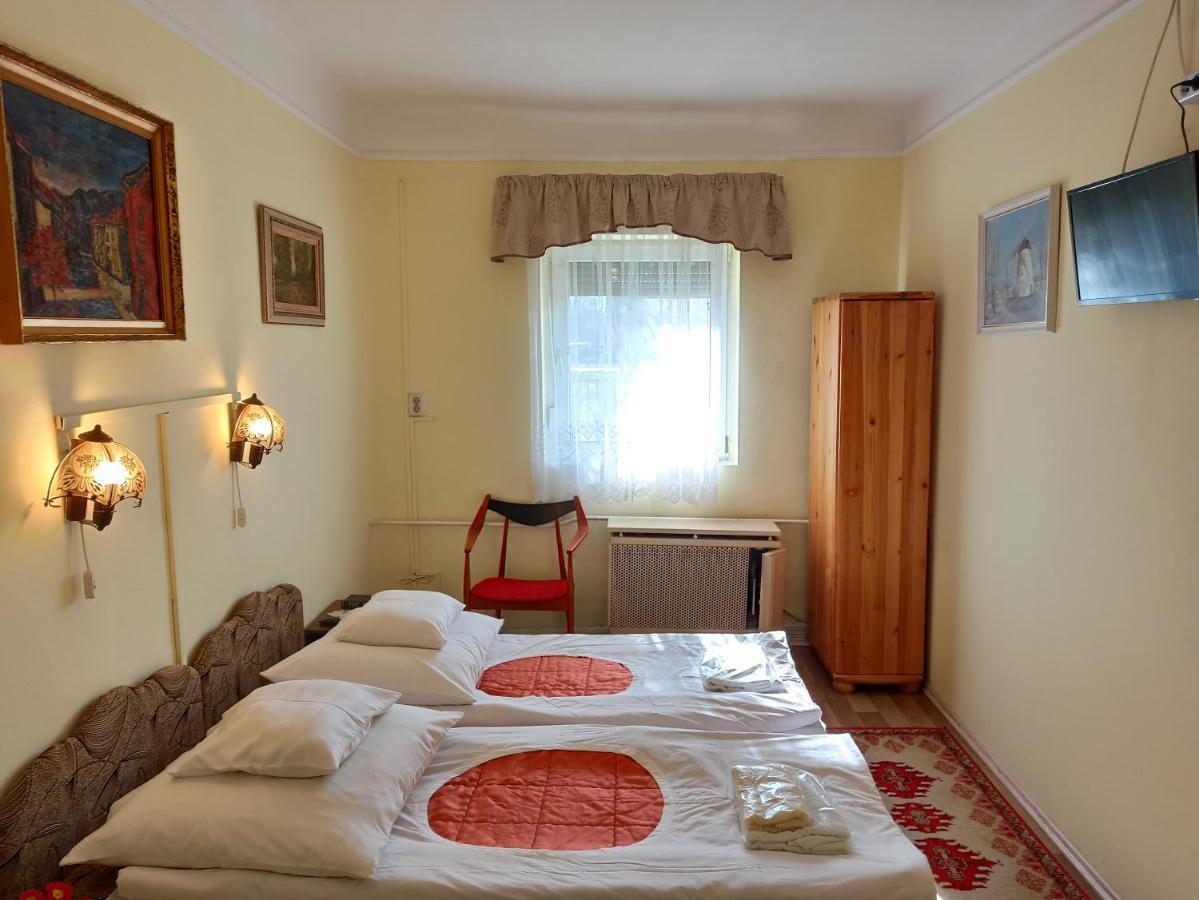 Opusztaszeri Mozes Vendeghaz Hotel Buitenkant foto