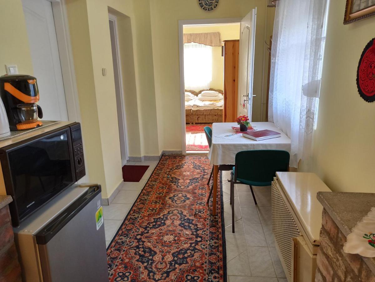 Opusztaszeri Mozes Vendeghaz Hotel Buitenkant foto