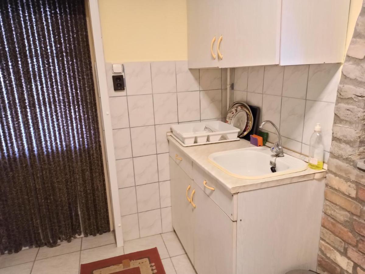 Opusztaszeri Mozes Vendeghaz Hotel Buitenkant foto