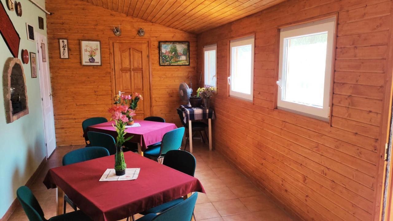 Opusztaszeri Mozes Vendeghaz Hotel Buitenkant foto