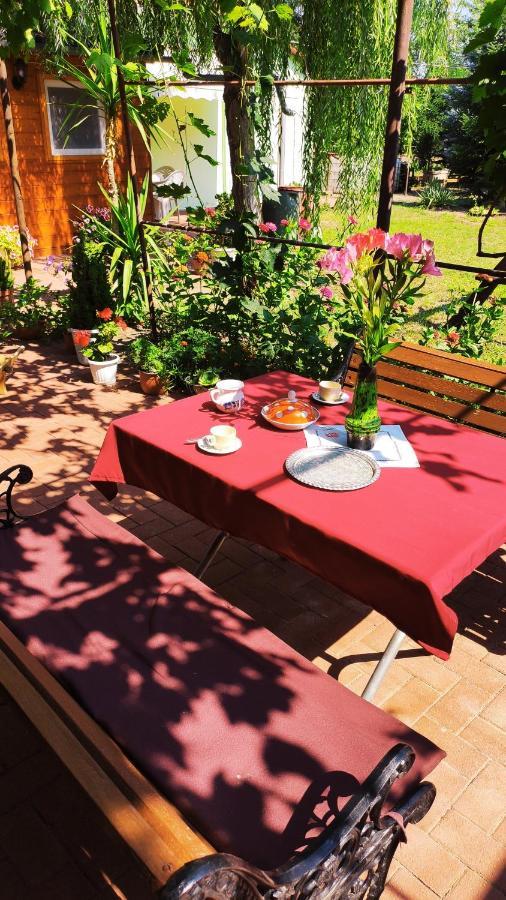 Opusztaszeri Mozes Vendeghaz Hotel Buitenkant foto