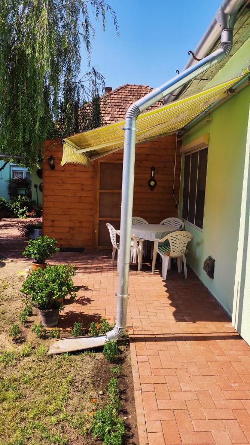 Opusztaszeri Mozes Vendeghaz Hotel Buitenkant foto