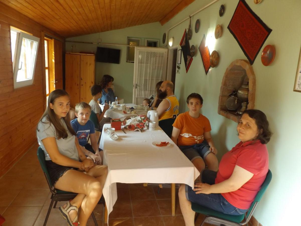 Opusztaszeri Mozes Vendeghaz Hotel Buitenkant foto