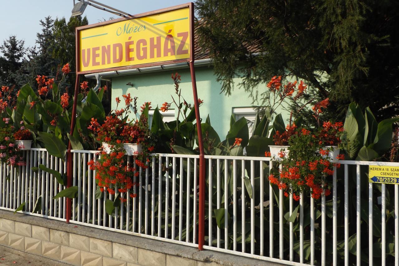 Opusztaszeri Mozes Vendeghaz Hotel Buitenkant foto