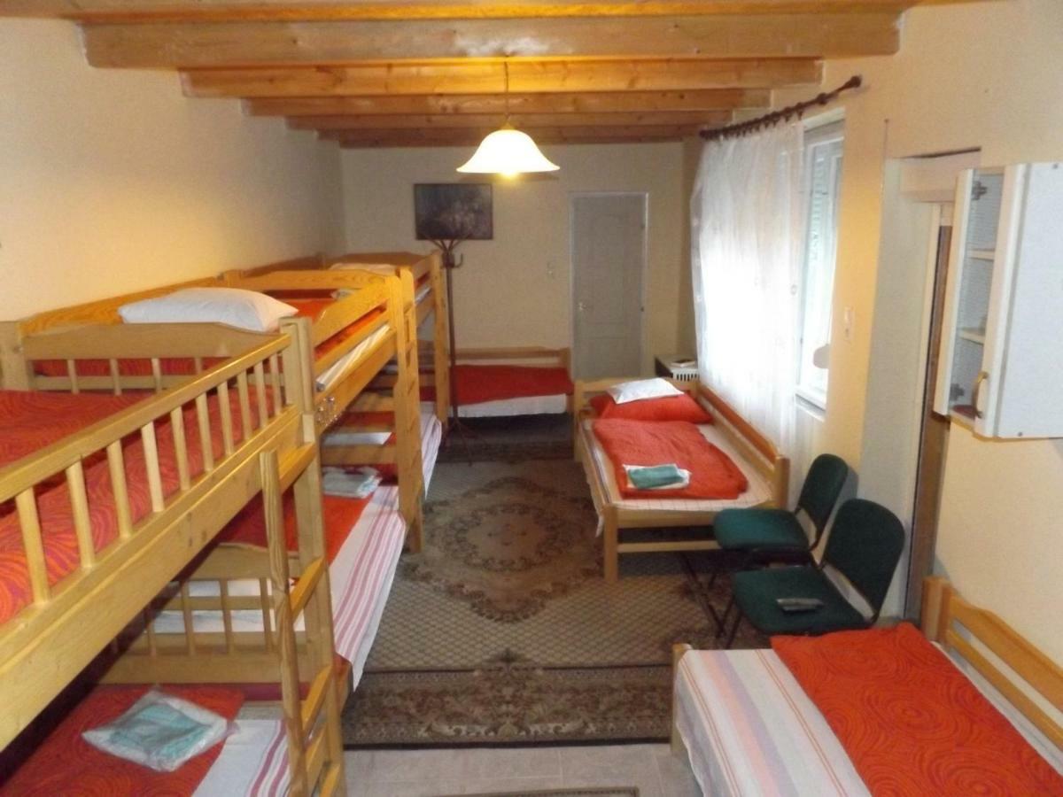 Opusztaszeri Mozes Vendeghaz Hotel Buitenkant foto