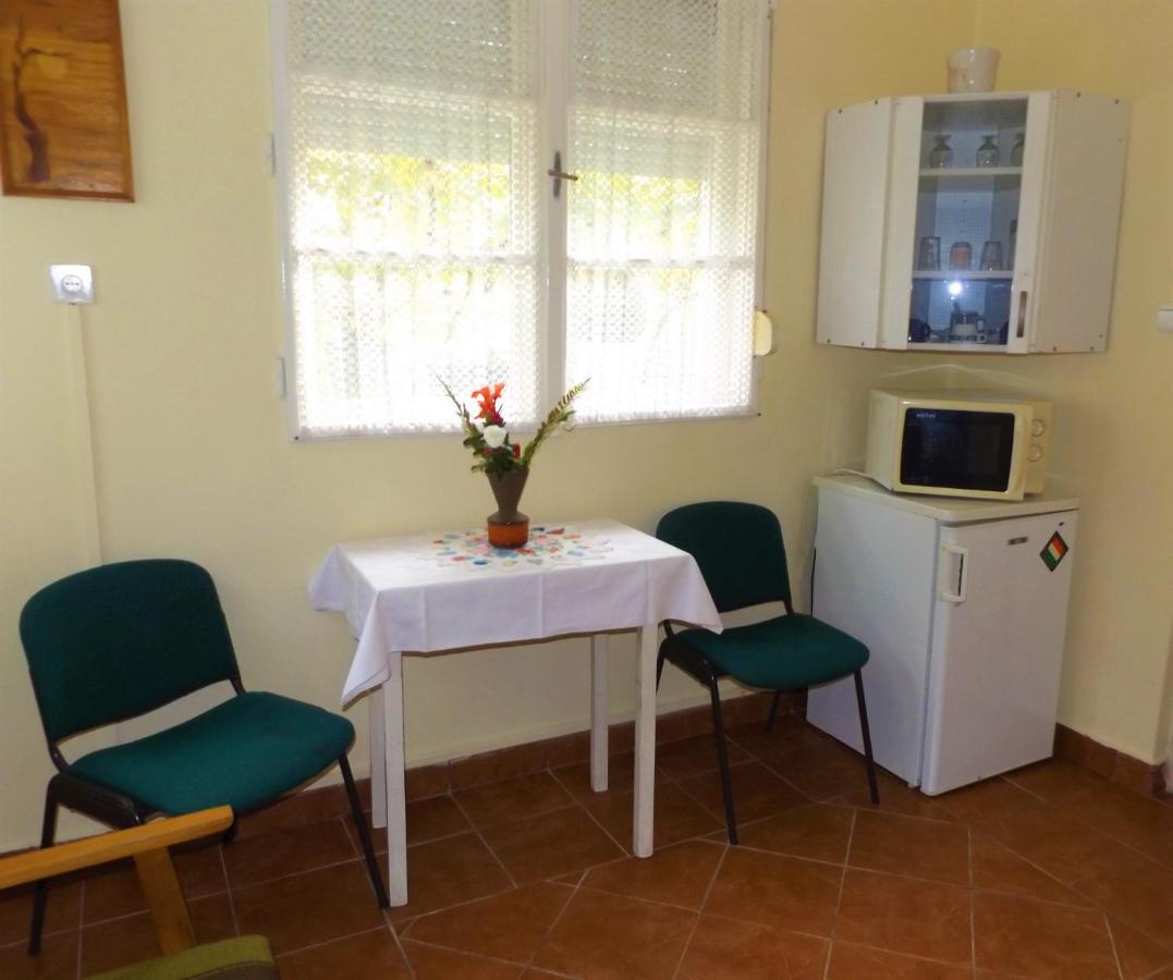 Opusztaszeri Mozes Vendeghaz Hotel Buitenkant foto