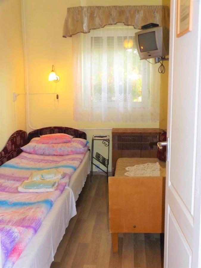 Opusztaszeri Mozes Vendeghaz Hotel Buitenkant foto