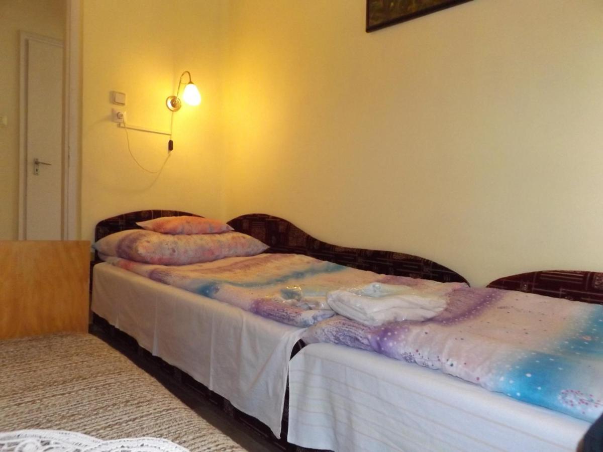 Opusztaszeri Mozes Vendeghaz Hotel Buitenkant foto